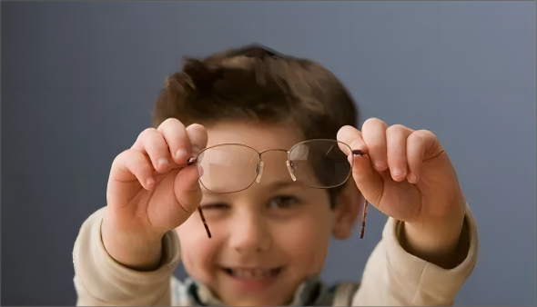 Dachuan Optical News How Should A Child Care For His Eyewear (3)